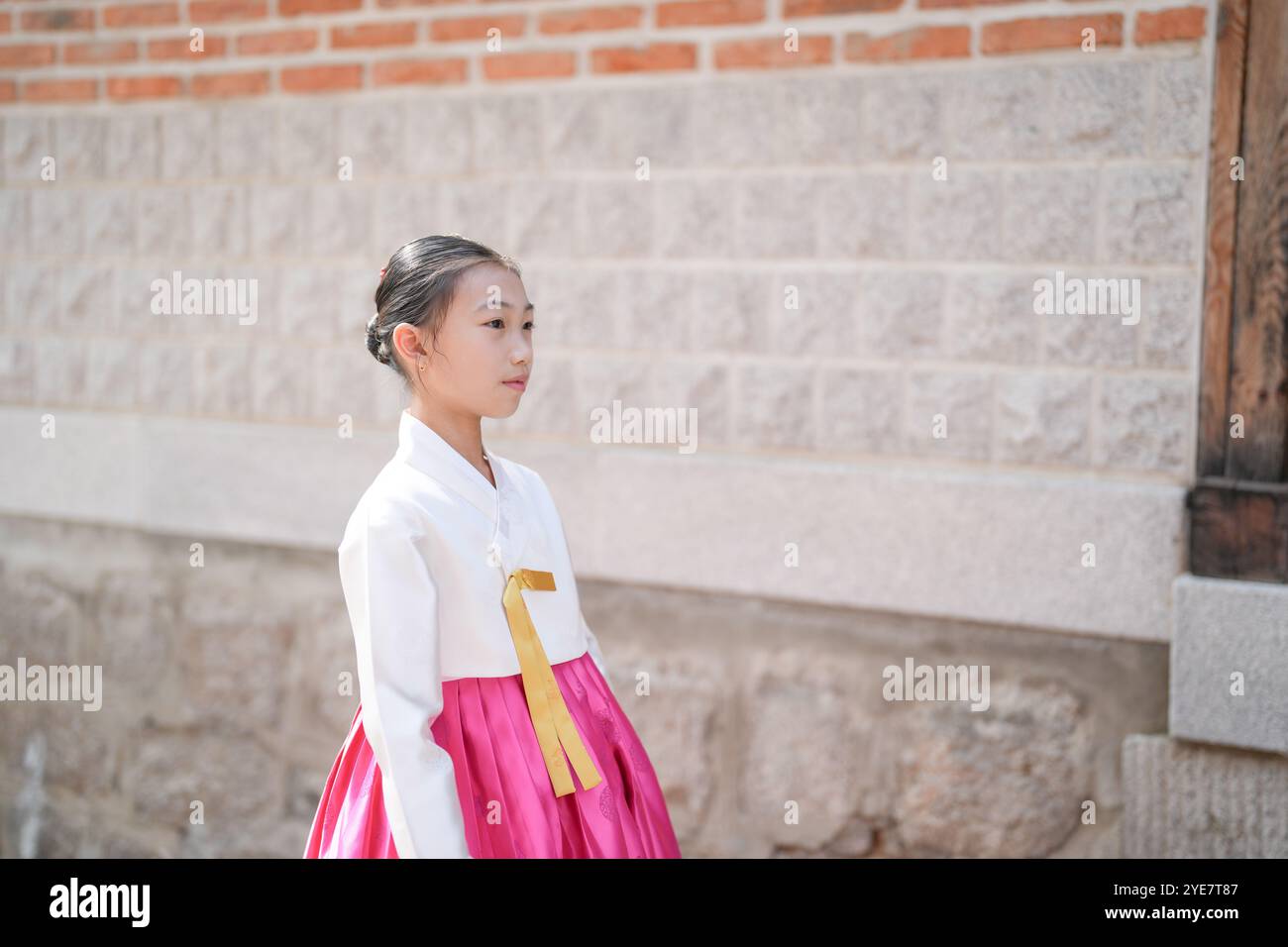 Une jeune coréenne de 9 ans portant un hanbok se promène dans les rues historiques de Gyedong-gil, district de Jongno, Séoul, Corée. Banque D'Images