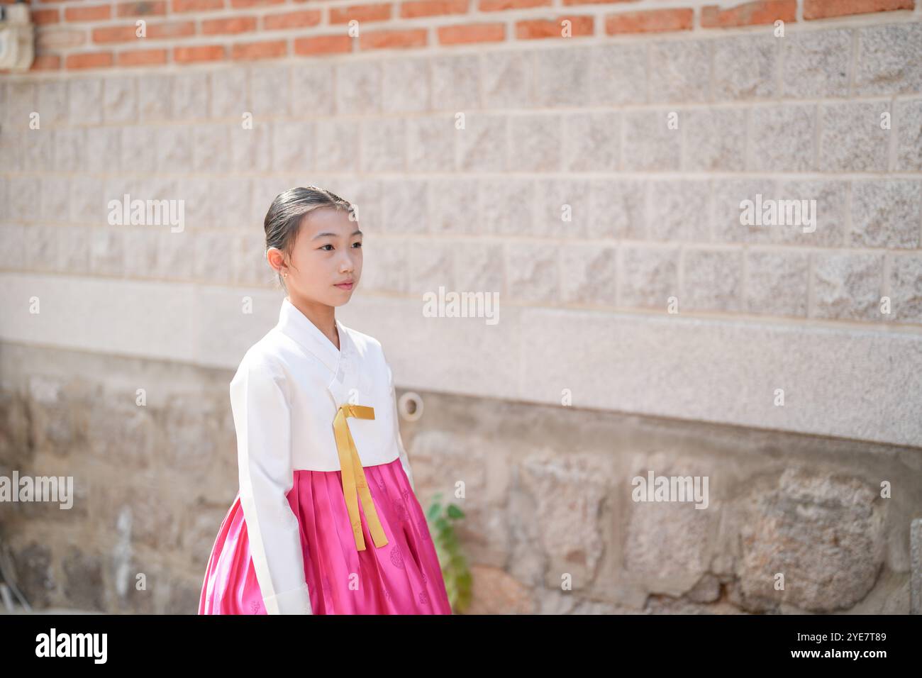 Une jeune coréenne de 9 ans portant un hanbok se promène dans les rues historiques de Gyedong-gil, district de Jongno, Séoul, Corée. Banque D'Images