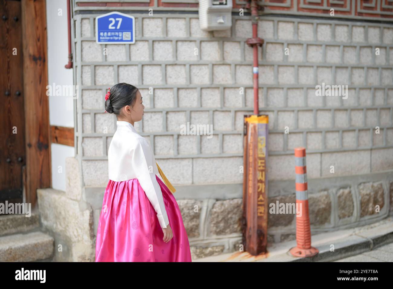 Une jeune coréenne de 9 ans portant un hanbok se promène dans les rues historiques de Gyedong-gil, district de Jongno, Séoul, Corée. Banque D'Images