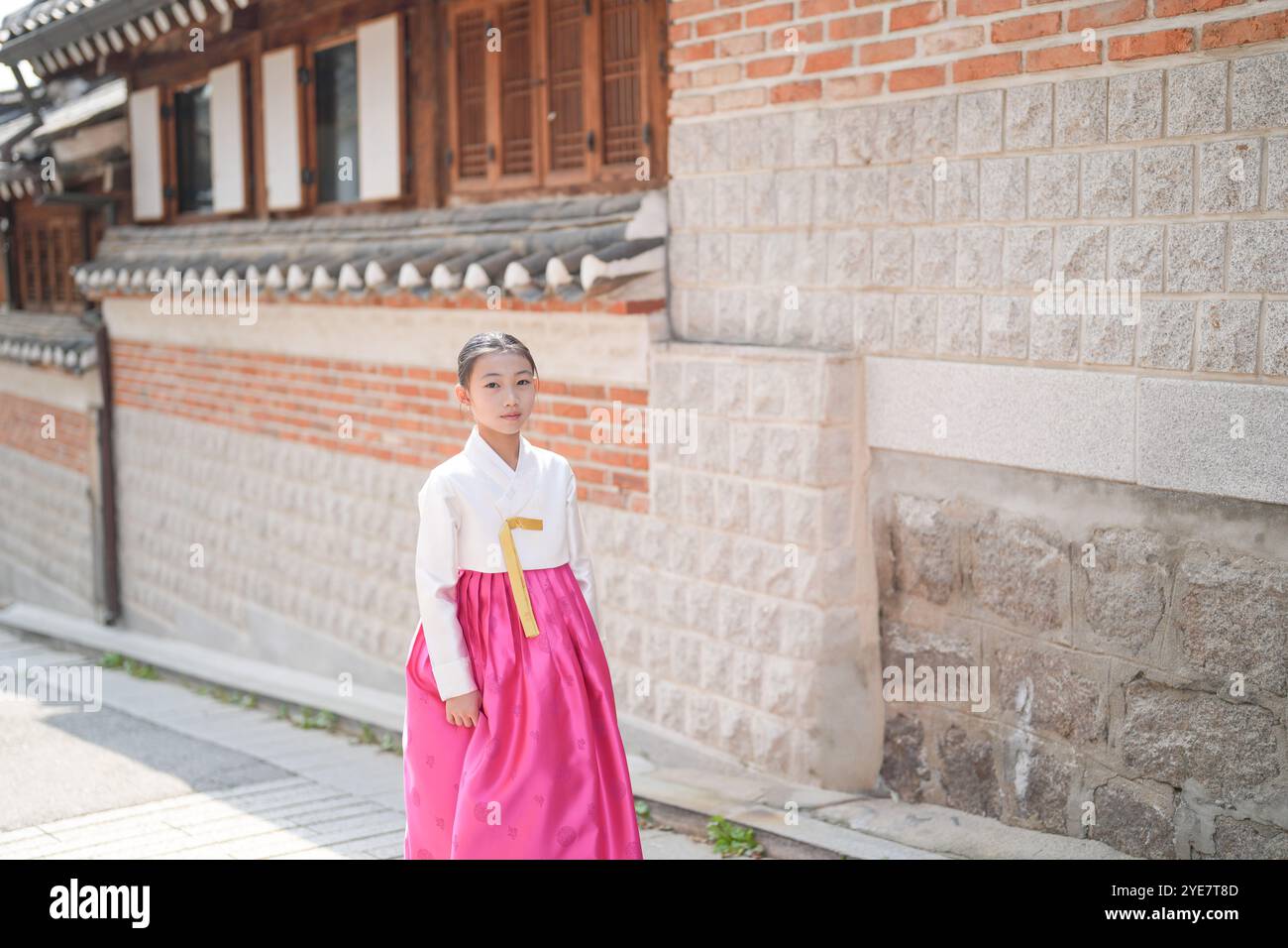 Une jeune coréenne de 9 ans portant un hanbok se promène dans les rues historiques de Gyedong-gil, district de Jongno, Séoul, Corée. Banque D'Images