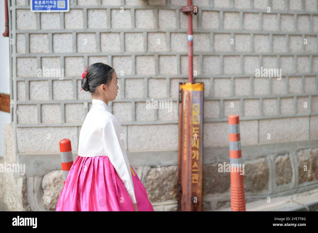 Une jeune coréenne de 9 ans portant un hanbok se promène dans les rues historiques de Gyedong-gil, district de Jongno, Séoul, Corée. Banque D'Images