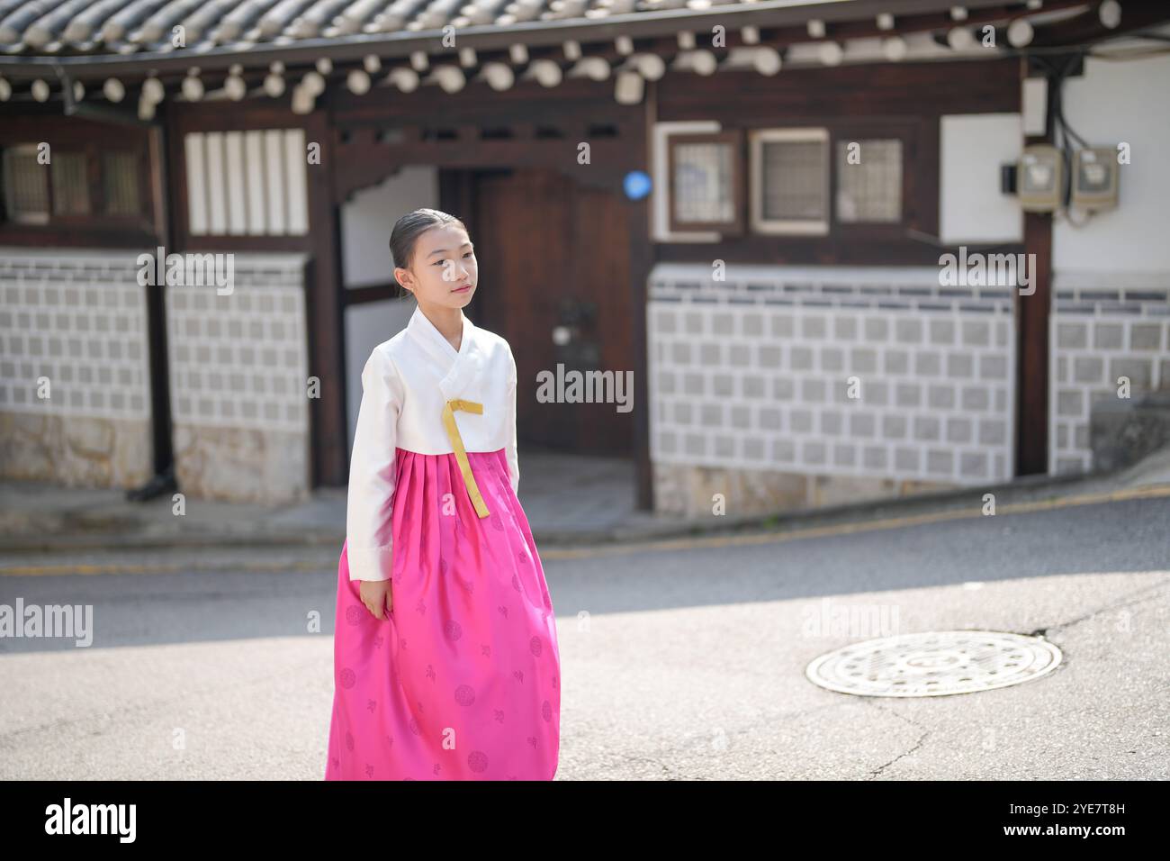Une jeune coréenne de 9 ans portant un hanbok se promène dans les rues historiques de Gyedong-gil, district de Jongno, Séoul, Corée. Banque D'Images