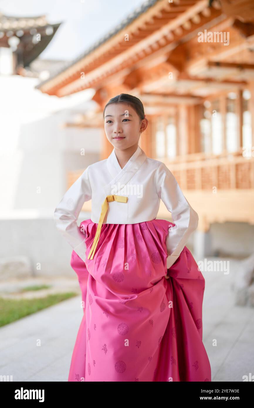 Une jeune coréenne de 9 ans portant un hanbok exécute une danse traditionnelle devant un bâtiment traditionnel dans la ville historique de Gyedong-gil, JO Banque D'Images