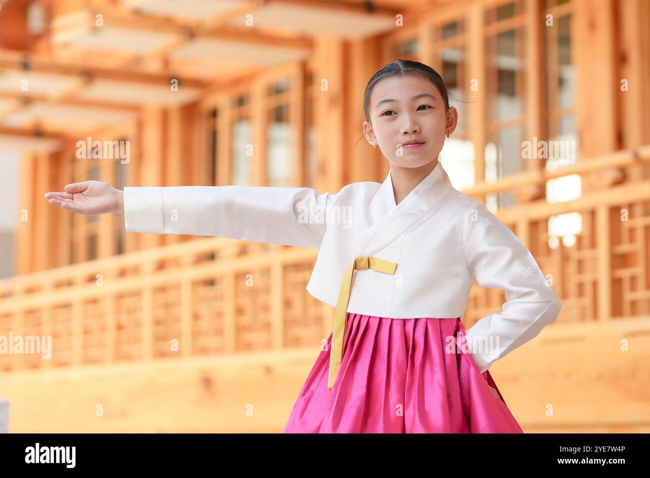 Une jeune coréenne de 9 ans portant un hanbok exécute une danse traditionnelle devant un bâtiment traditionnel dans la ville historique de Gyedong-gil, JO Banque D'Images
