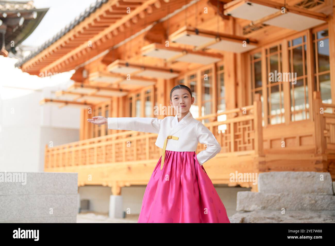 Une jeune coréenne de 9 ans portant un hanbok exécute une danse traditionnelle devant un bâtiment traditionnel dans la ville historique de Gyedong-gil, JO Banque D'Images