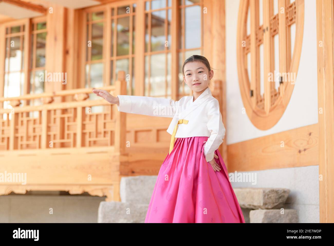 Une jeune coréenne de 9 ans portant un hanbok exécute une danse traditionnelle devant un bâtiment traditionnel dans la ville historique de Gyedong-gil, JO Banque D'Images