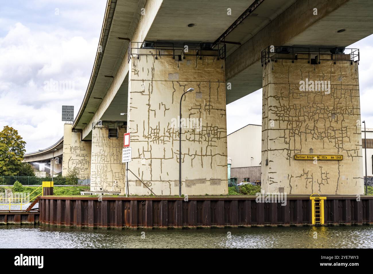 Le pont de Berlin, autoroute A59, sur la zone portuaire de Duisbourg, long de 1,8 km, a une durée de vie utile restante jusqu'en 2029, en raison de divers dommages, tels que hai Banque D'Images