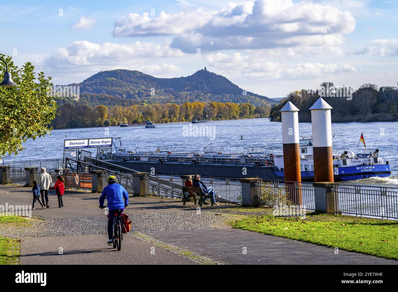 Cargo sur le Rhin près de Bonn, promenade du Rhin près de Bonn-Oberkassel, Siebengebirge en arrière-plan, Rhénanie du Nord-Westphalie, Allemagne, Europe Banque D'Images