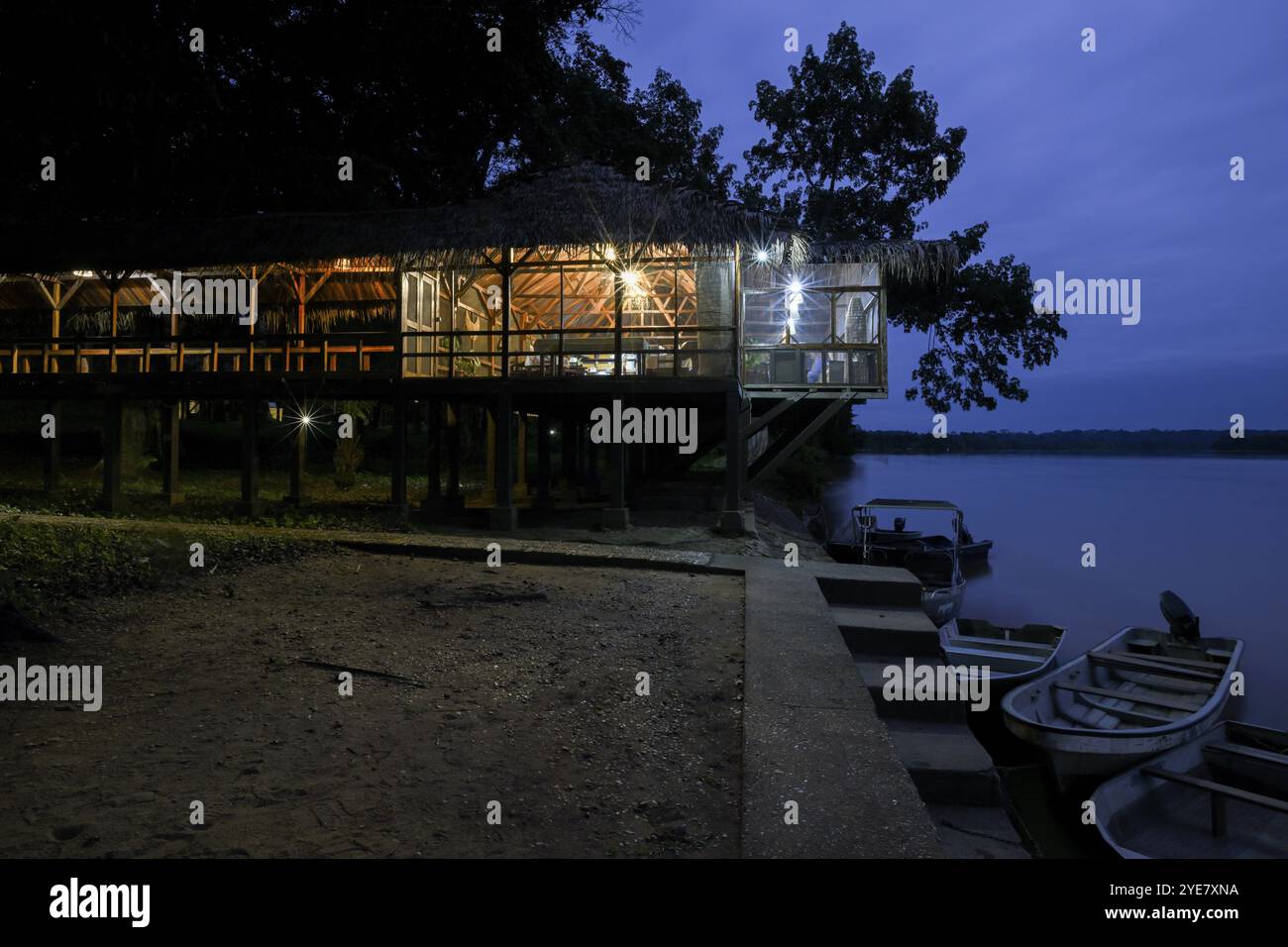 Restaurant à Doli Lodge sur la rivière Sangha, heure bleue, Bayanga, Préfecture de Sangha-Mbaere, République centrafricaine, Afrique Banque D'Images