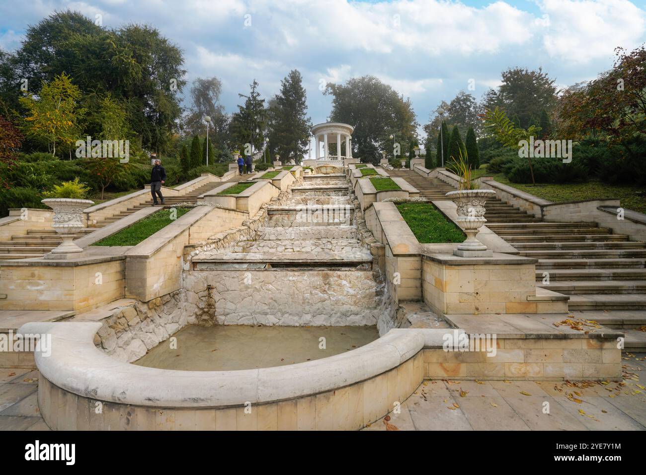 Chisinau, Moldavie. 25 octobre 2024. Vue panoramique sur les escaliers Cascade du centre-ville par un matin brumeux Banque D'Images