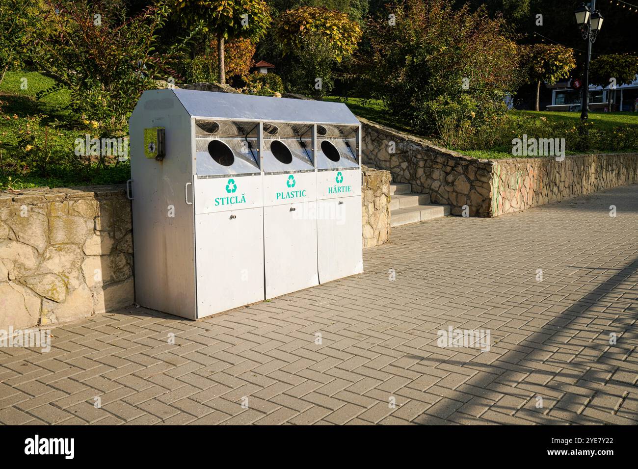 Chisinau, Moldavie. 25 octobre 2024. les poubelles pour la collecte séparée des déchets dans une rue du centre-ville Banque D'Images