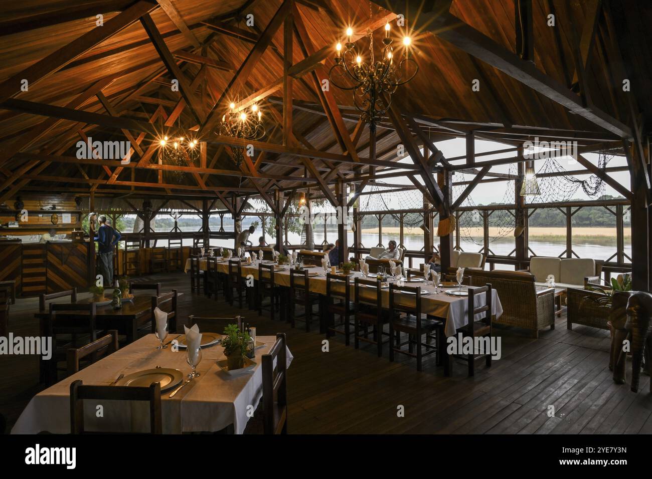Restaurant à Doli Lodge sur la rivière Sangha, heure bleue, Bayanga, Préfecture de Sangha-Mbaere, République centrafricaine, Afrique Banque D'Images