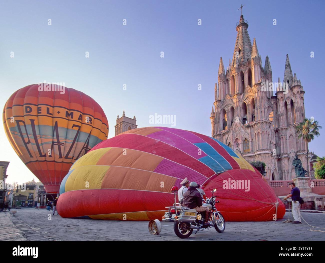 Montgolfières à Plaza principal (El jardin), Parroquia (Parish Churrch), San Miguel de Allende, Mexique Banque D'Images