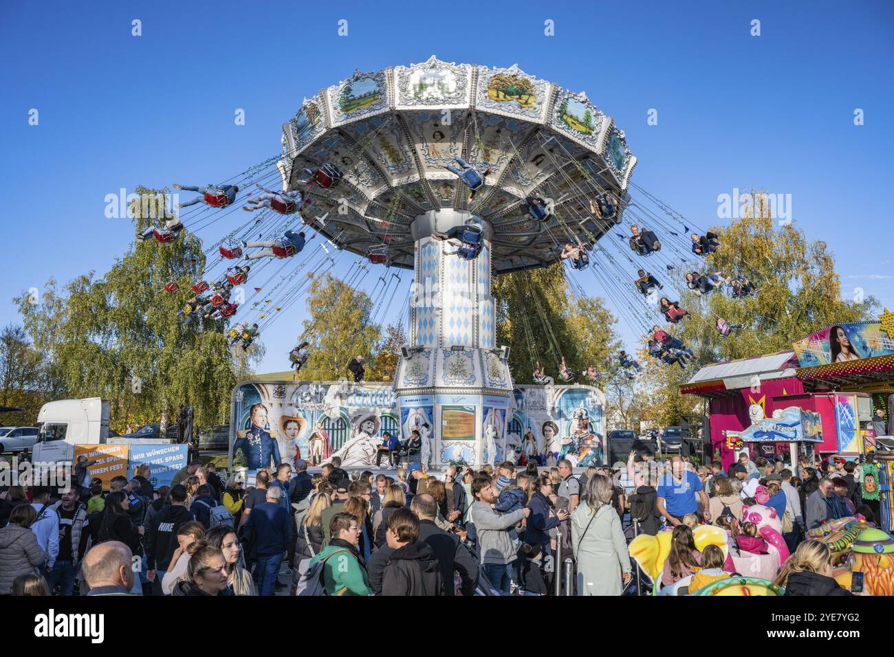 Foule de gens sur le champ de foire, parc d'attractions, manège d'amusement, carrousel de chaîne, showmen, sur la traditionnelle Schaetzelemarkt à Tengen, Hegau, district Banque D'Images