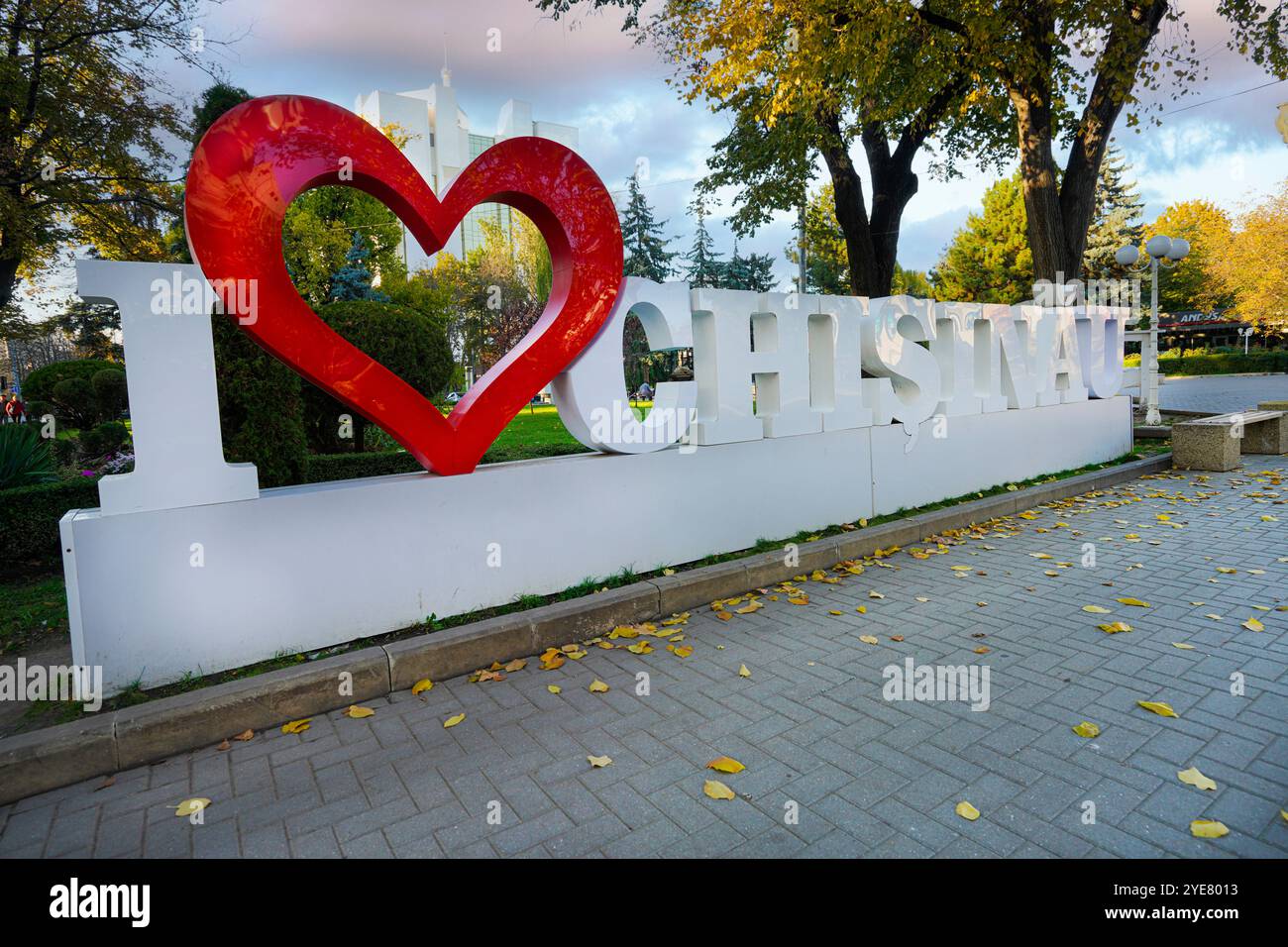 Chisinau, Moldavie. 24 octobre 2024. Le signe J'aime Chisinau dans une place du centre-ville Banque D'Images