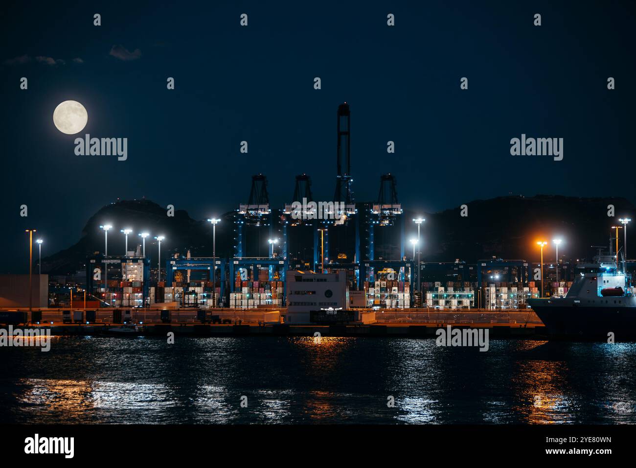 Port maritime d'Algeciras la nuit avec la pleine lune Banque D'Images