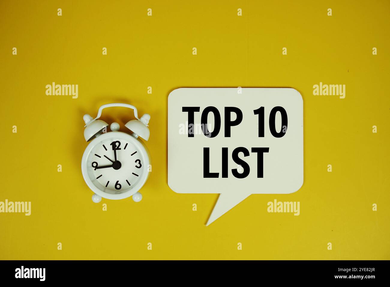 Top 10 texte de liste sur la parole bluble avec loupe vue de dessus sur fond jaune Banque D'Images