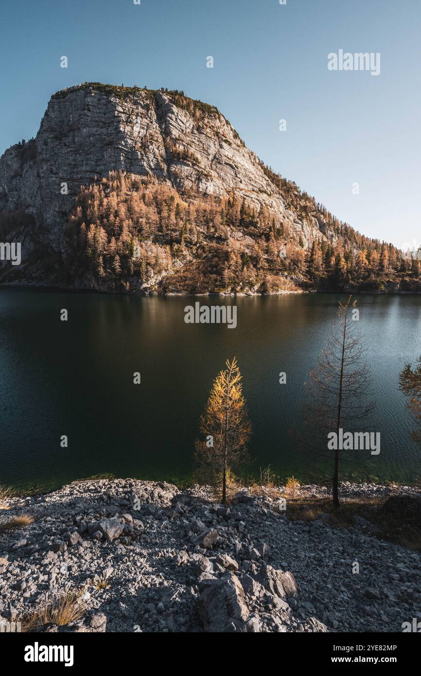 Wanderung zum Vorderen und Hinteren Lahngangsee im Toten Gebirge auf der steirischen Seite des Salzkammergutes im Herbst zu Sonnenuntergang AM 27.10.2024. IM Bild : Der Vordere Lahngangsee // randonnée à Vorderen et Hinteren Lahngangsee dans les montagnes mortes du côté styrien du Salzkammergut en automne au coucher du soleil le 27 octobre 2024. - 20241027 PD23519 crédit : APA-PictureDesk/Alamy Live News Banque D'Images