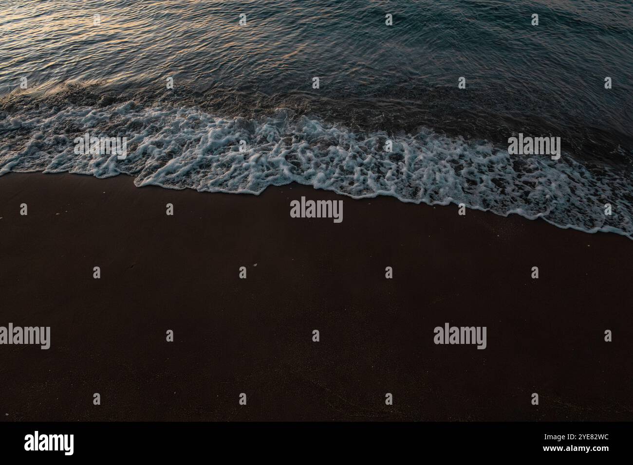 beau lever de soleil sur la mer avec des vagues Banque D'Images