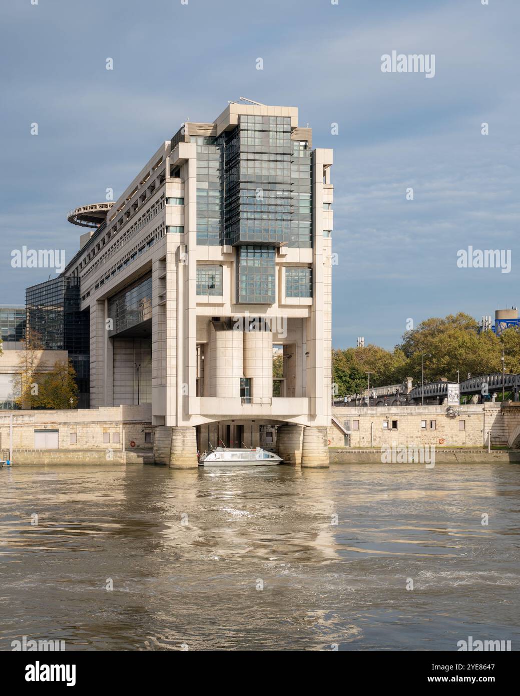 Bâtiment emblématique du ministère français de l'économie et des Finances, situé sur les rives de la Seine à Paris, au cœur du quartier financier français Banque D'Images