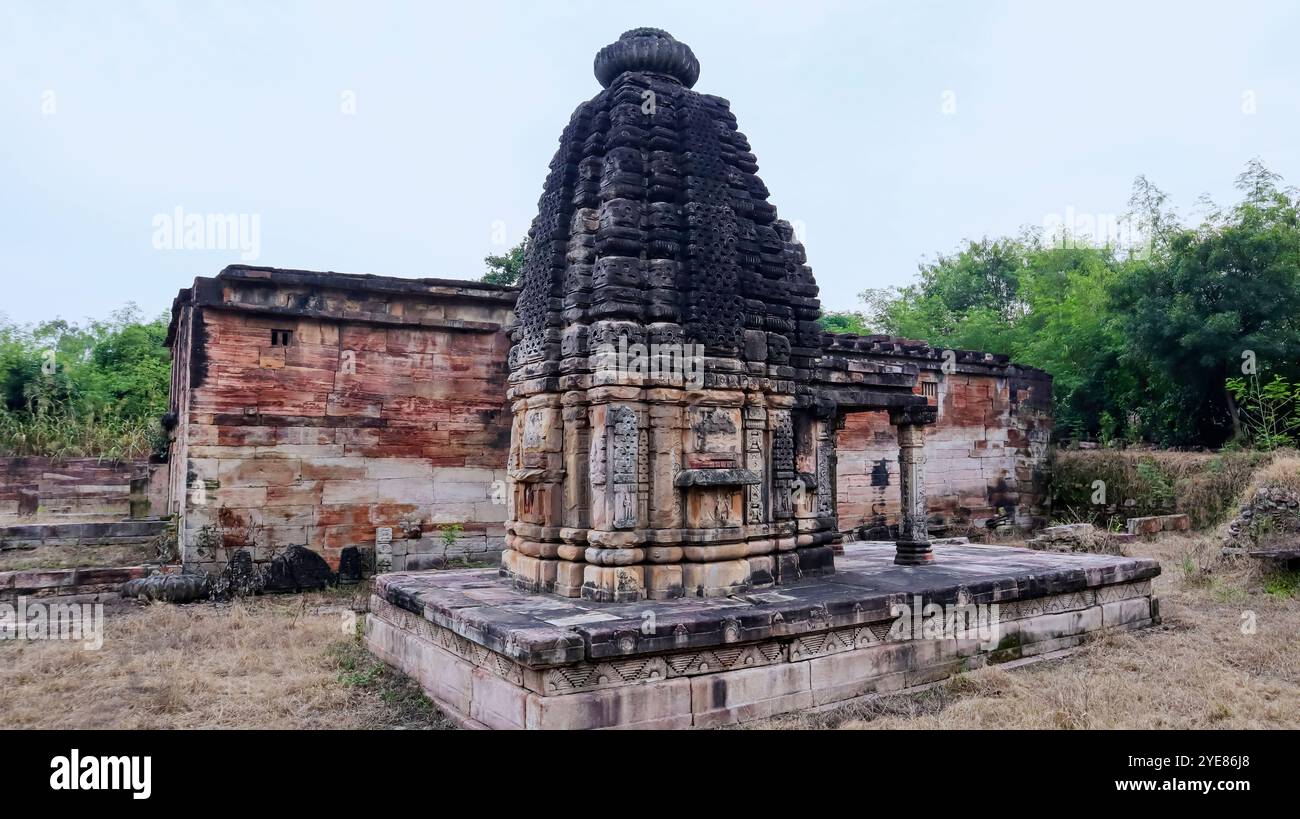 Vue sur le temple de Shiva et le monastère, construit au début du IXe siècle après JC, situé à Terai, Shivpuri, Madhya Pradesh, Inde. Banque D'Images