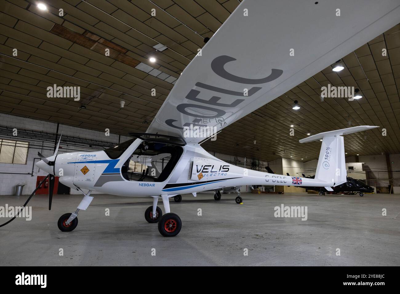 Le premier avion électrique entièrement certifié Pipistrel Velis Electro Britain, à l’aéroport de Fairoaks, Surrey, Angleterre, Royaume-Uni Banque D'Images