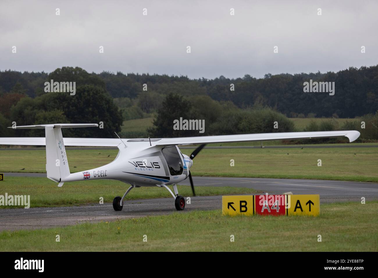 Le premier avion électrique entièrement certifié Pipistrel Velis Electro Britain, à l’aéroport de Fairoaks, Surrey, Angleterre, Royaume-Uni Banque D'Images