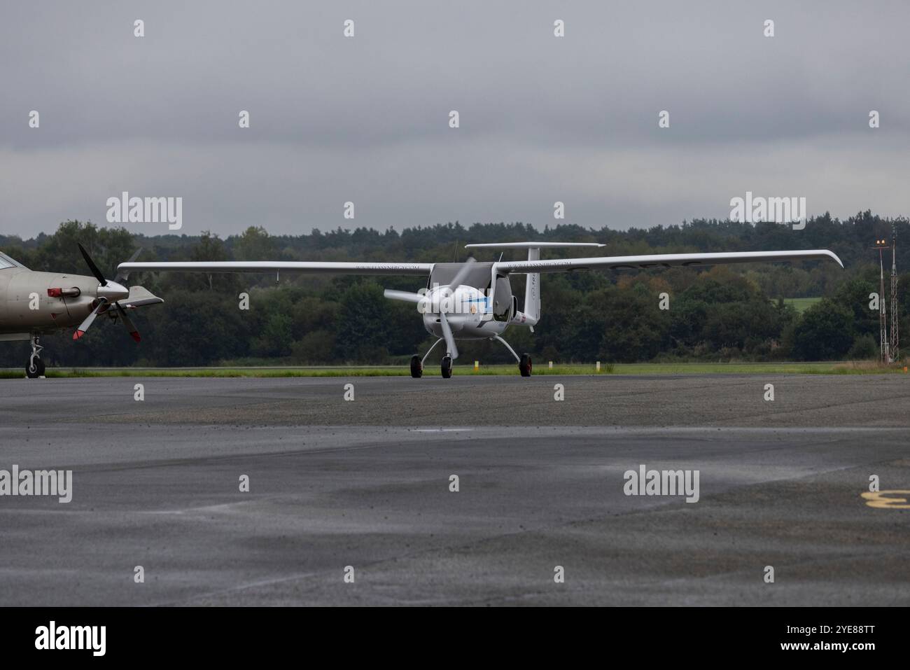 Le premier avion électrique entièrement certifié Pipistrel Velis Electro Britain, à l’aéroport de Fairoaks, Surrey, Angleterre, Royaume-Uni Banque D'Images