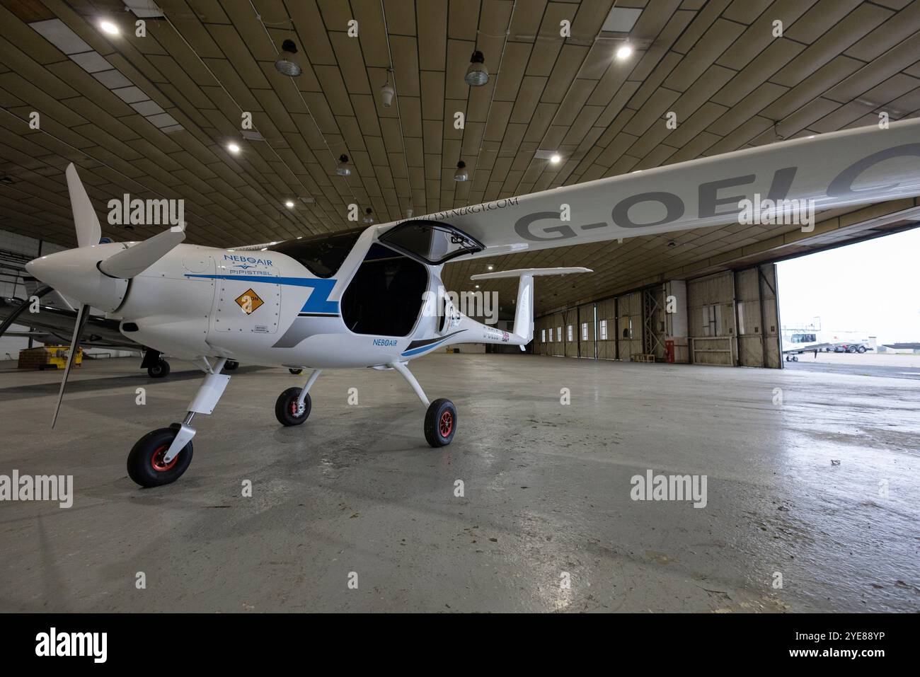 Le premier avion électrique entièrement certifié Pipistrel Velis Electro Britain, à l’aéroport de Fairoaks, Surrey, Angleterre, Royaume-Uni Banque D'Images