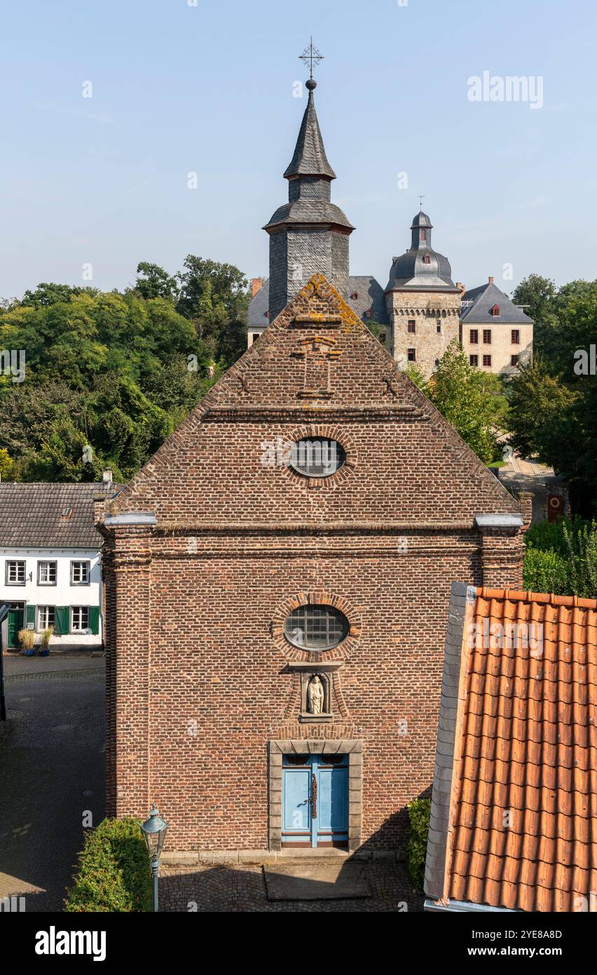 Kirchen im Rhein-Kreis-Neuss, Korschenbroich-Liedberg, Burgkapelle von Westen, dahinter das Schloß Banque D'Images