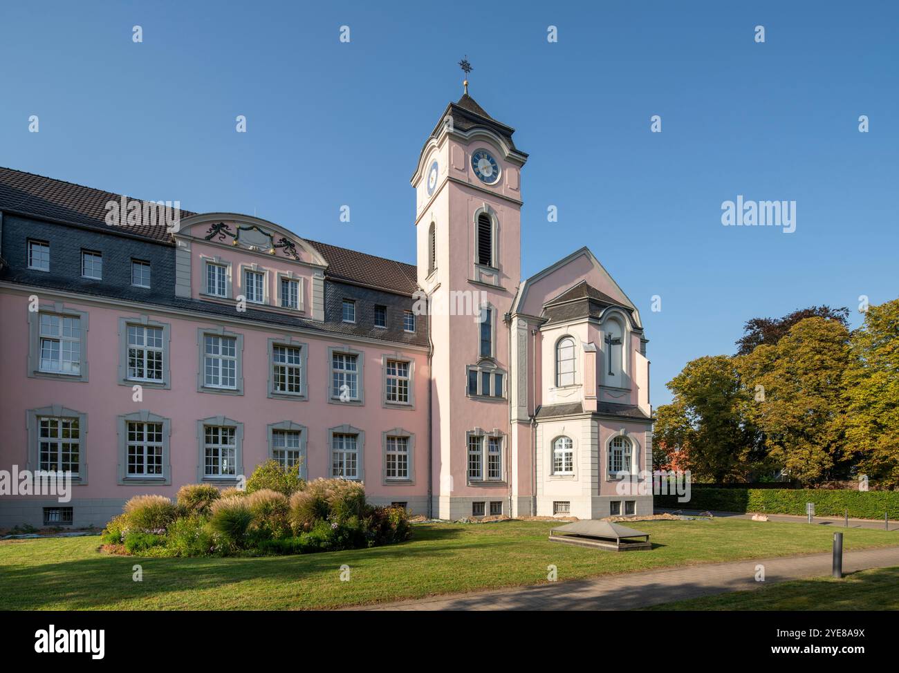 Kirchen im Rhein-Kreis-Neuss, Collegium Marianum, Kirche von Süden Banque D'Images