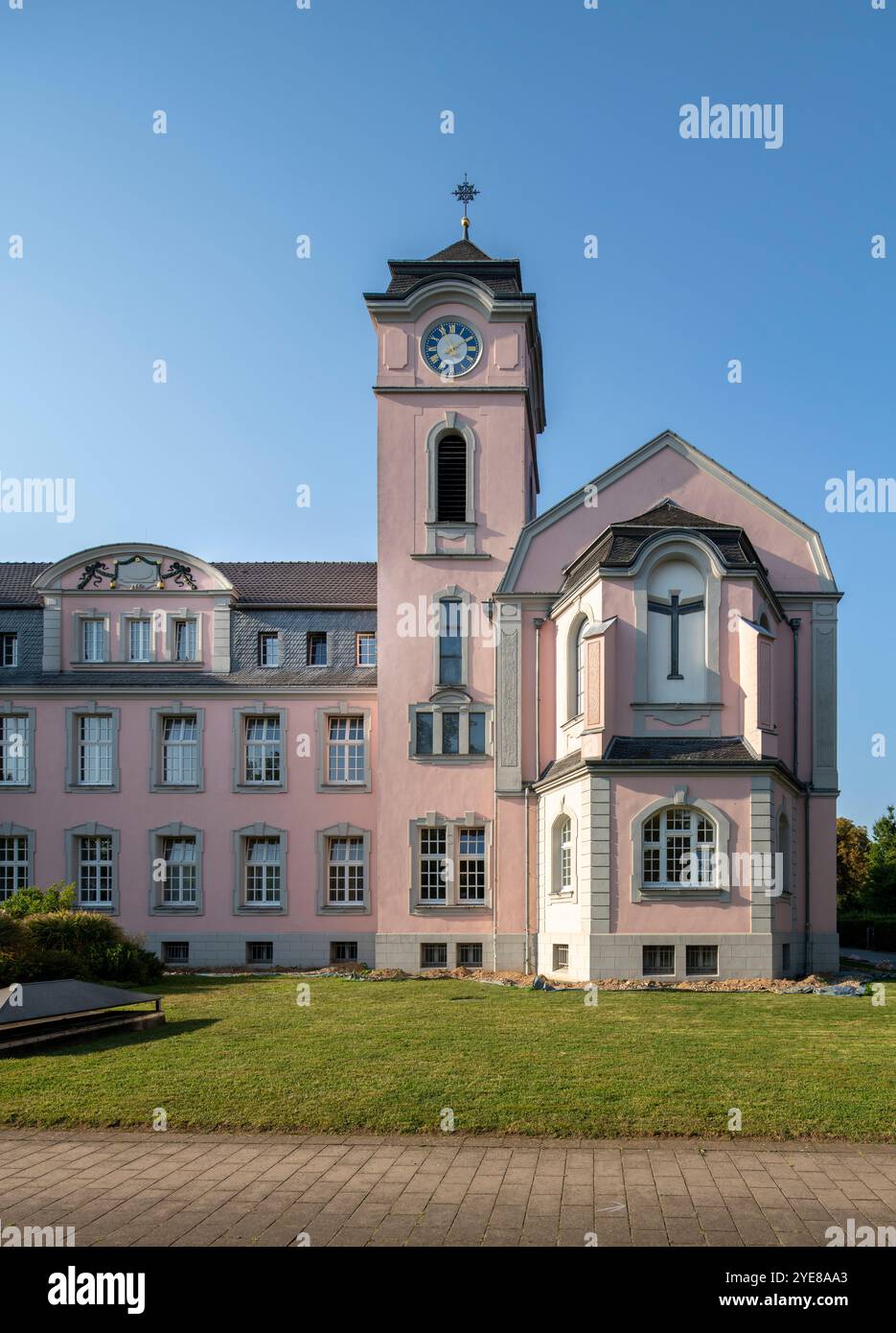 Kirchen im Rhein-Kreis-Neuss, Collegium Marianum, Kirche von Süden Banque D'Images