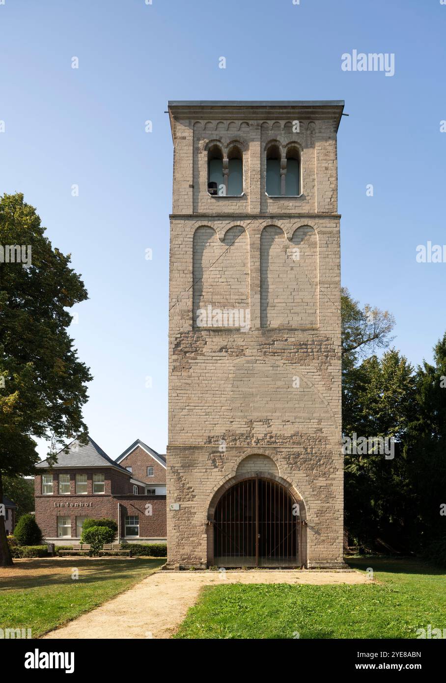 Kirchen im Rhein-Kreis-Neuss, Meerbusch-Büderich, alter Kirchturm mit Mahnmal von Joseph Beuys Banque D'Images