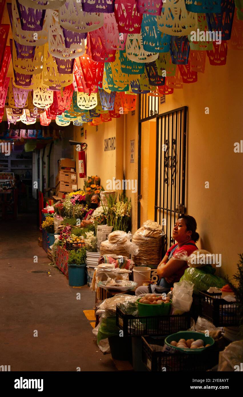 Marché traditionnel à Oaxaca mexique avec deux femmes vendant des fruits et d'autres produits faits à la main Banque D'Images