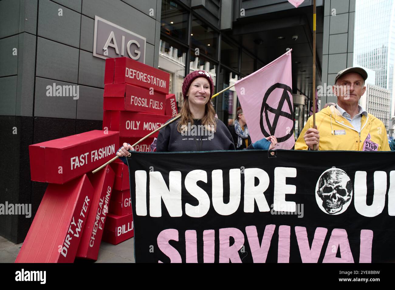 Londres, Royaume-Uni, 30 octobre 2024 : les militants de extinction Rebellion protestent, exigeant que les compagnies d'assurance cessent de financer l'industrie des combustibles fossiles. Banque D'Images