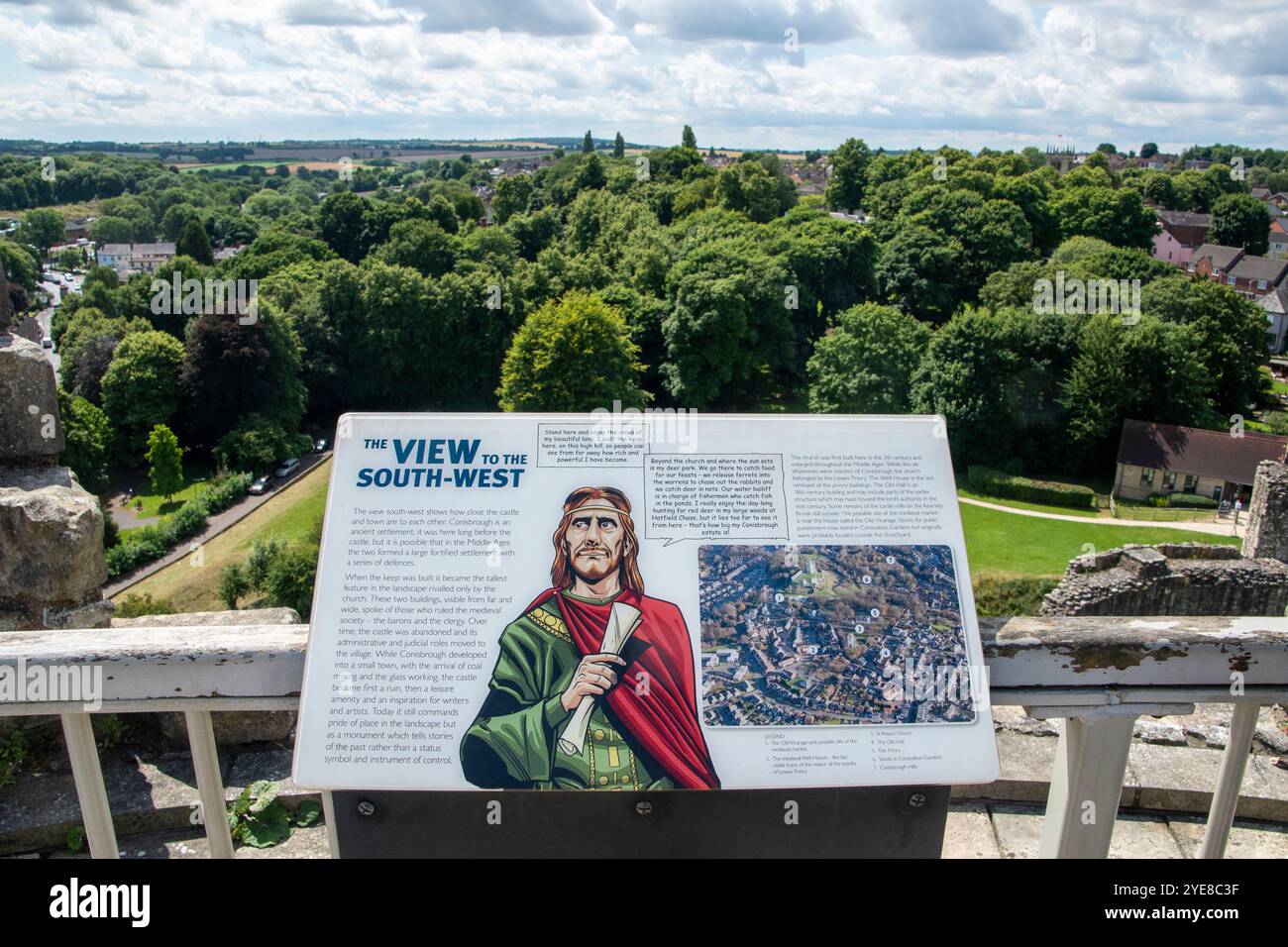 Yorkshire, Royaume-Uni – 23 juillet 2024 : panneau d'information touristique expliquant la vue sur le sud-ouest depuis le sommet du donjon du château de Conisbrough Banque D'Images