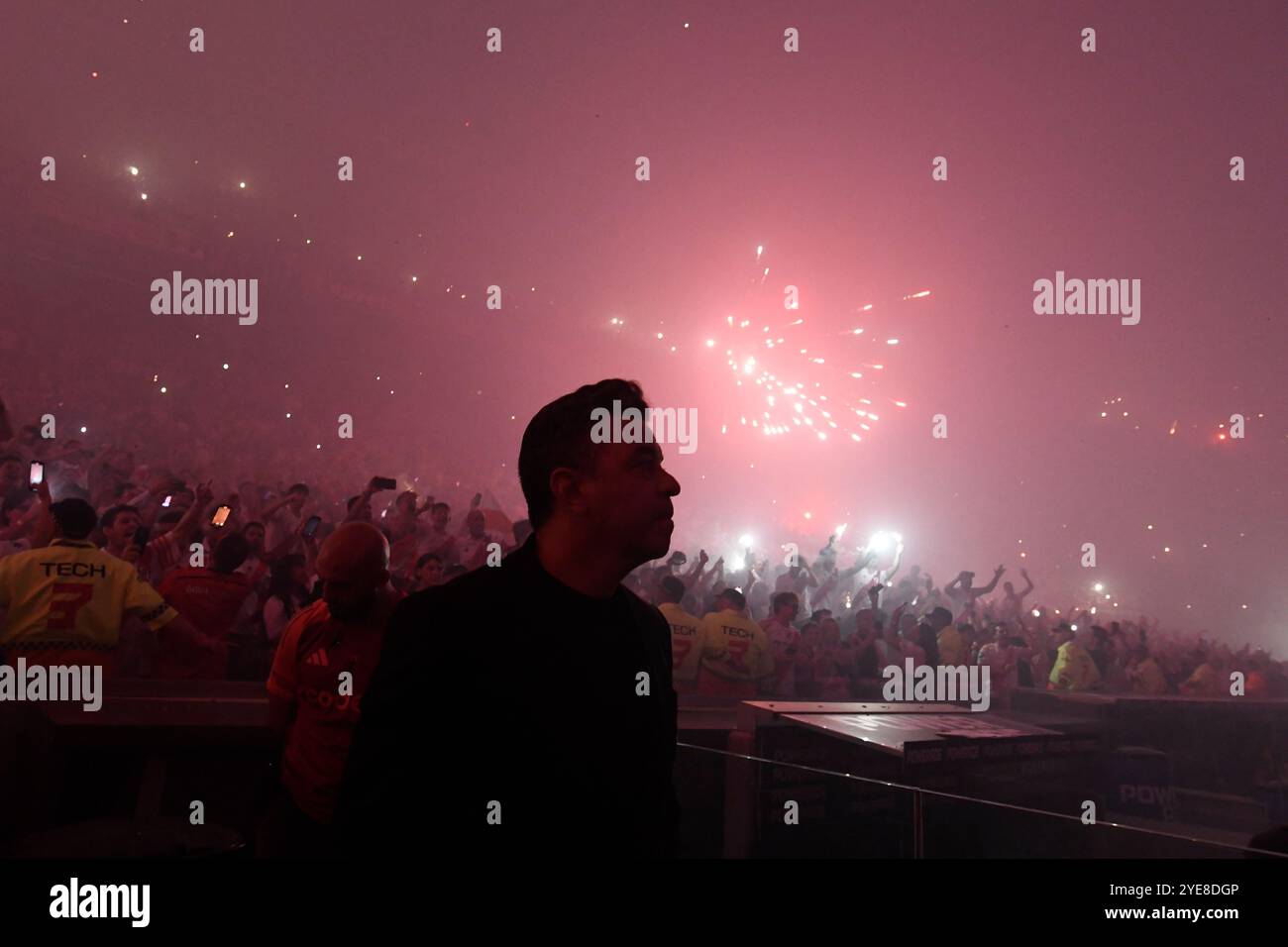 BUENOS AIRES, ARGENTINE - OCTOBRE 29 : le manager Marcelo Gallardo et les fans de River plate ont installé des fusées éclairantes et des pyrotechniques pendant la Copa CONMEBOL Libertad Banque D'Images