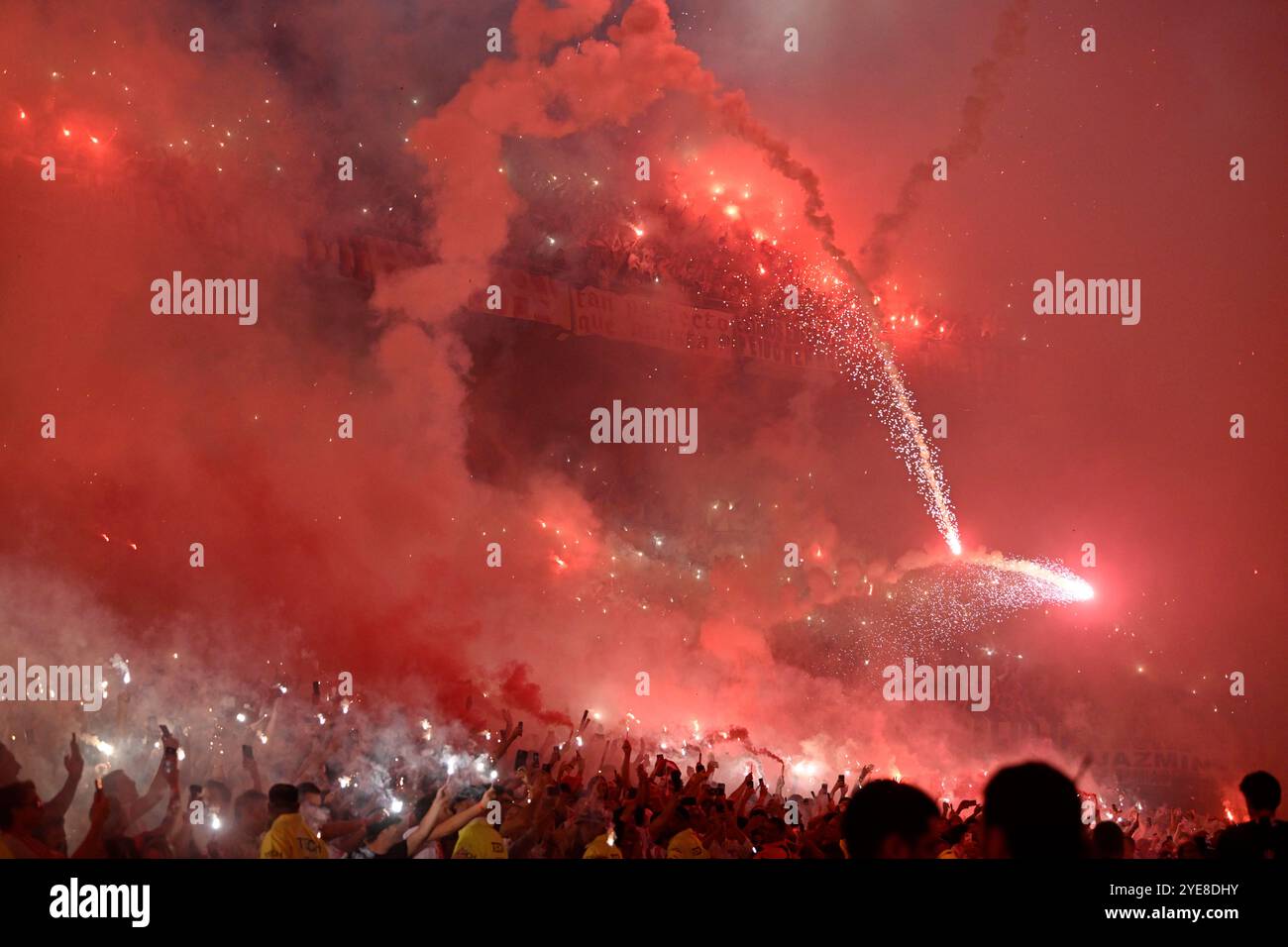 BUENOS AIRES, ARGENTINE - OCTOBRE 29 : une vue générale du stade et des fans de River plate ont mis en place des fusées éclairantes et pyrotechniques pendant la Copa CONMEBOL Li Banque D'Images