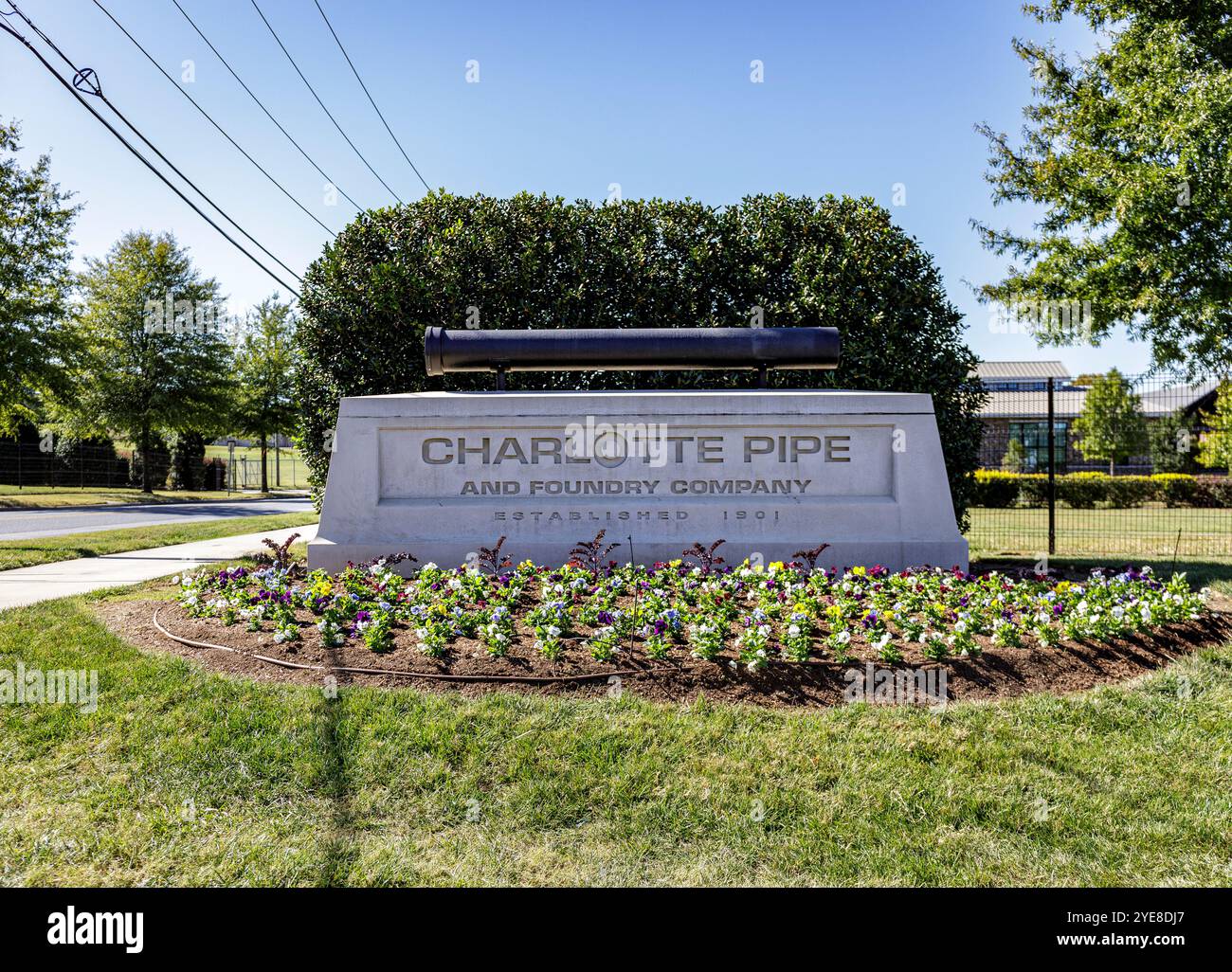 Charlotte, Caroline du Nord, USA-Oct. 20, 2024 : panneau de monument pour Charlotte Pipe and Foundry Company, est. 1901. Bâtiments actuellement utilisés par Blumenthal Performing Arts f Banque D'Images