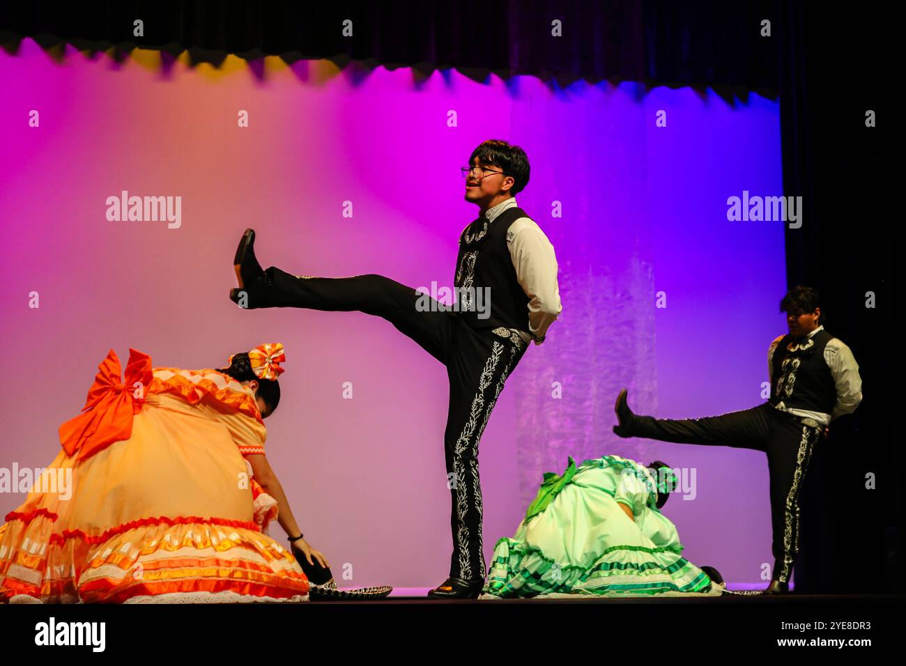 Stockbridge, GA États-Unis - 12 octobre 2024 : danseurs sur scène au Performing Arts Center pour le mois du patrimoine hispanique pour Henry County, GA Schools. Banque D'Images