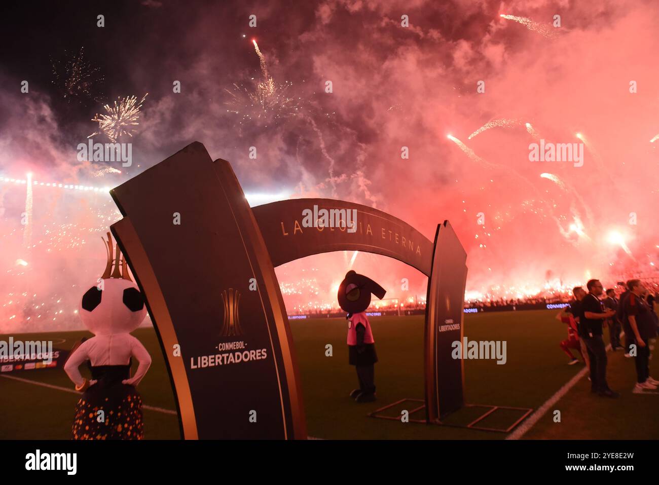 BUENOS AIRES, ARGENTINE - OCTOBRE 29 : une vue générale du stade et des fans de River plate ont mis en place des fusées éclairantes et pyrotechniques pendant la Copa CONMEBOL Li Banque D'Images