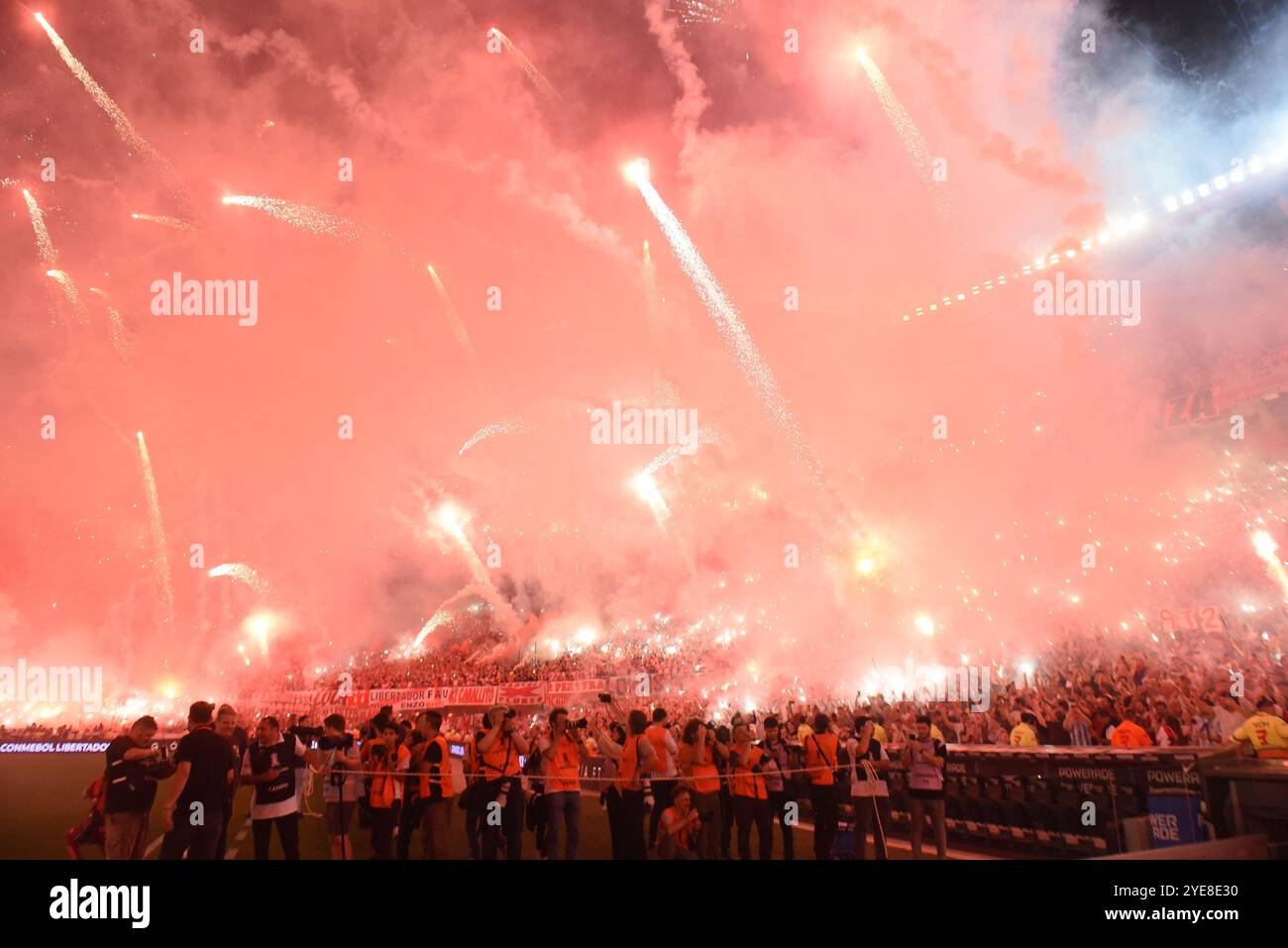 BUENOS AIRES, ARGENTINE - OCTOBRE 29 : une vue générale du stade et des fans de River plate ont mis en place des fusées éclairantes et pyrotechniques pendant la Copa CONMEBOL Li Banque D'Images