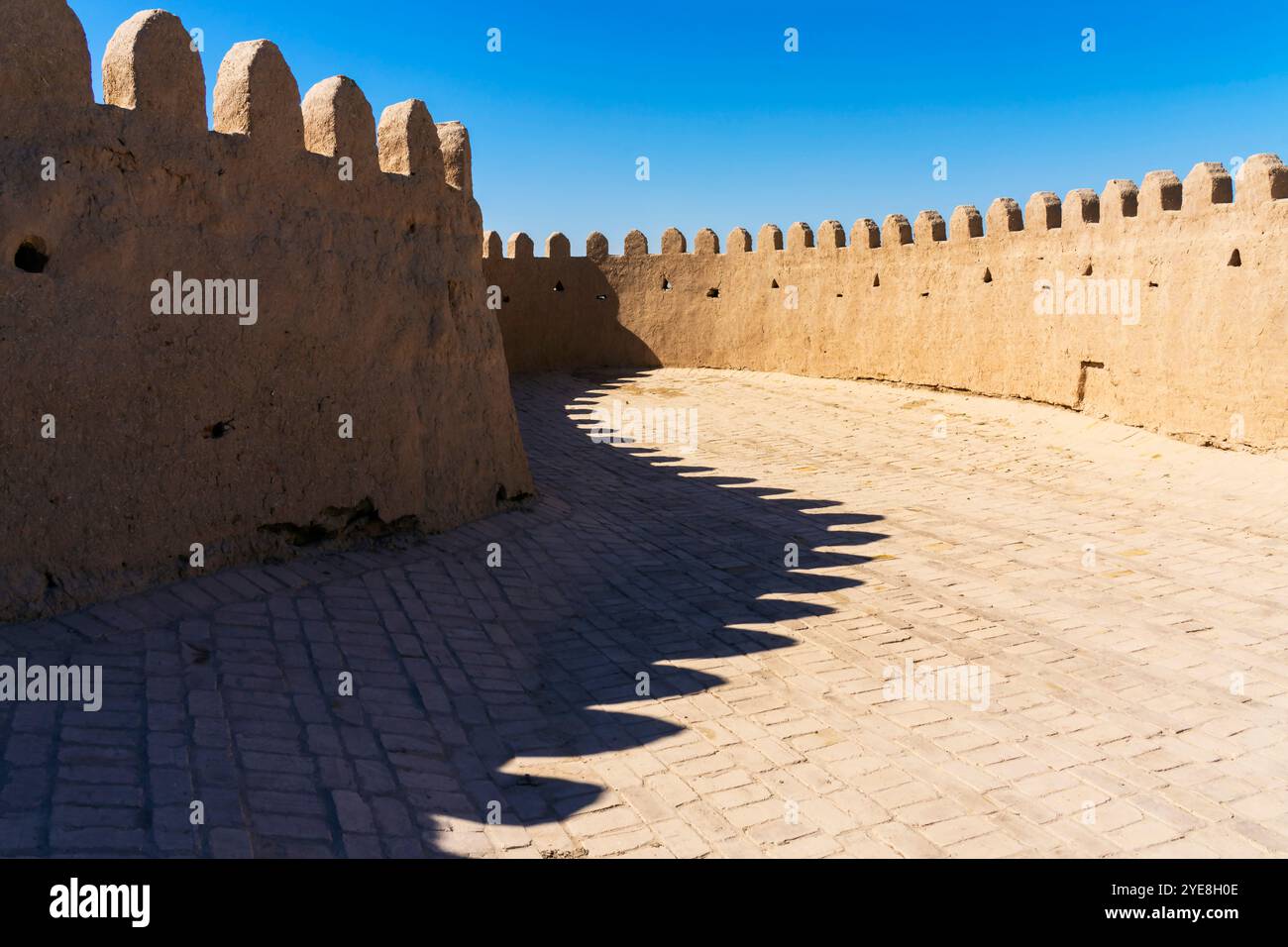 Murs crénelés entourant Itchan Kala (centre-ville) Khiva. Khiva (XIVa, Xīveh) est une ville et un district de la région de Khorazm, Ouzbékistan. La ville était Banque D'Images