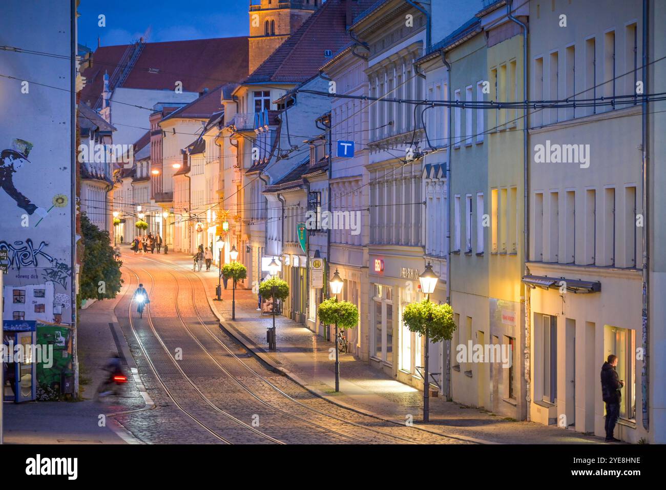 Abend, Einkaufstraße Hauptstraße, Brandenburg, Deutschland *** soir, rue commerçante Hauptstraße, Brandebourg, Allemagne Banque D'Images
