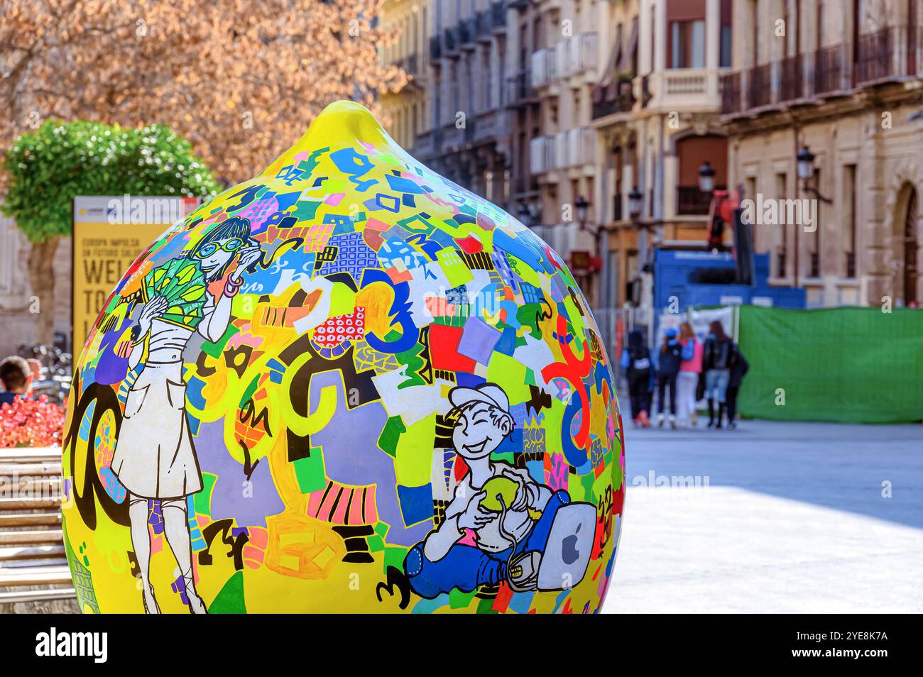 Murcie, Espagne - 3 février 2023 : exposition d'art urbain nommée 'passion avec des citrons' par Alvaro Pena Banque D'Images