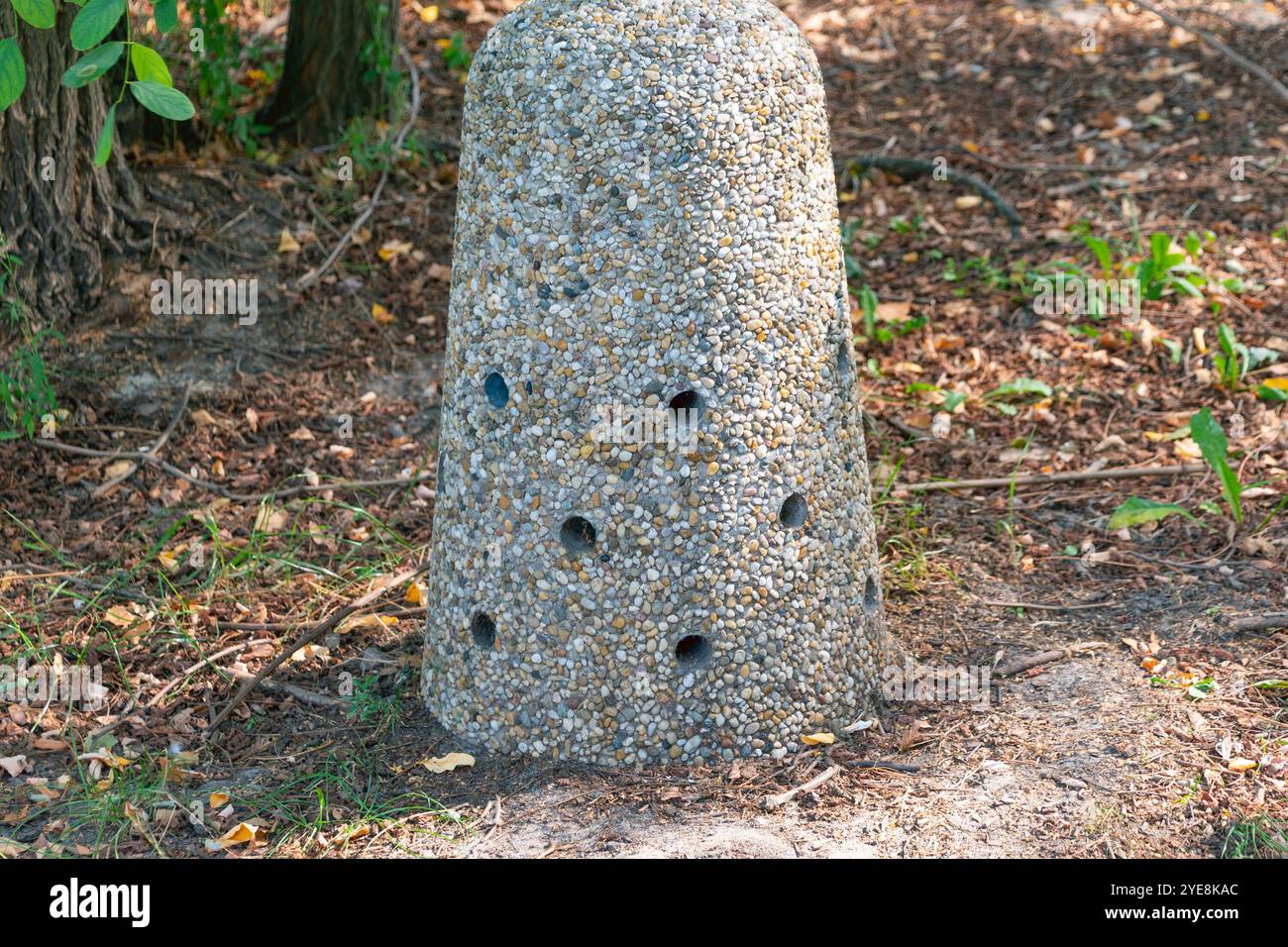 Urinoir pour chien dans un parc public. Marche de chien. Banque D'Images