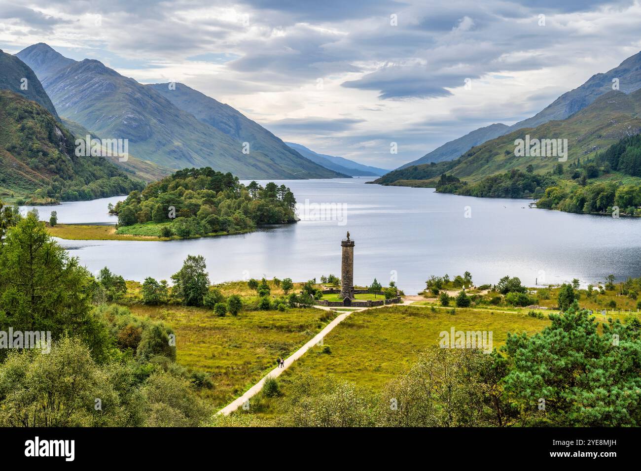 Vue vers le bas sur le monument de Glenfinnan à la tête du Loch Shiel depuis le point de vue de Glenfinnan à Lochaber, Highlands écossais, Écosse Banque D'Images