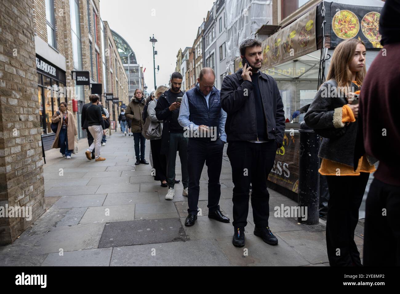 Berwick Street Market, les gens font la queue aux stands pour des plats à emporter au marché historique pendant une semaine de travail à l'heure du déjeuner, Soho, Londres, Angleterre, Royaume-Uni Banque D'Images