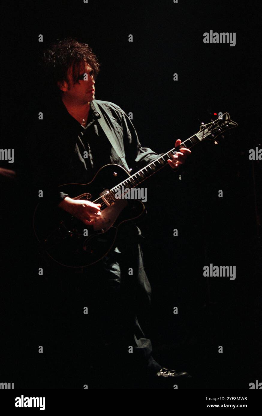 Robert Smith, chanteur de The Cure, se produisant au London Astoria, le 9 février 2000 Banque D'Images