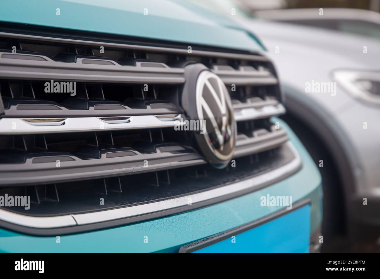Gros plan des véhicules du constructeur automobile VW dans une concession automobile Banque D'Images